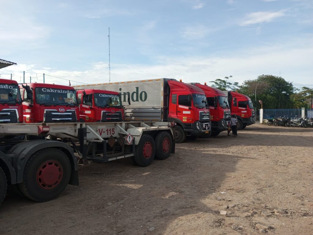 deretan truk logistik kontraktor fiberglass